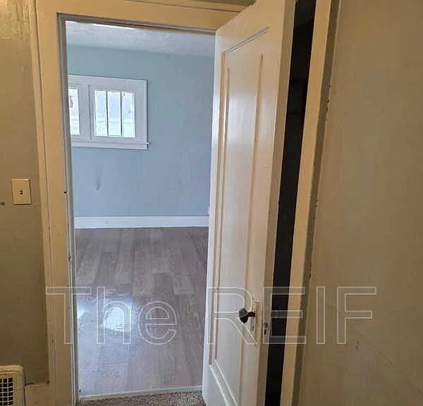 1023 Barrie Ave — Photo 8