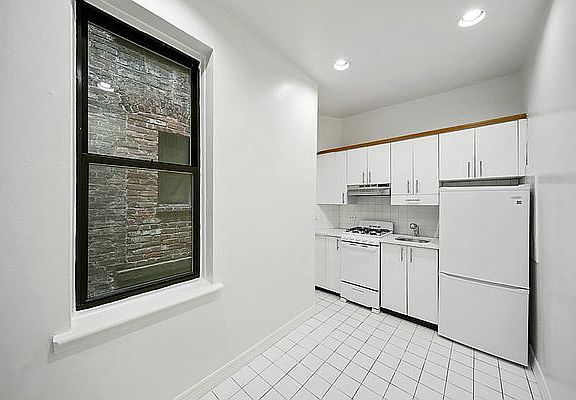 3rd image of 516 E 88th St APT 4C