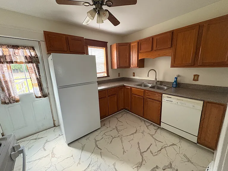 1410 W 6th St — Photo 3