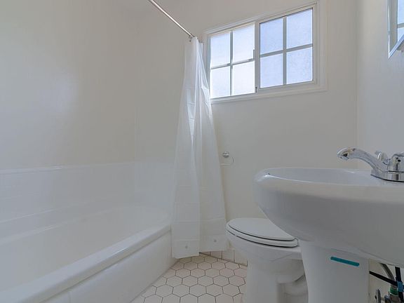5th image of 4015 Santo Tomas Dr APT A