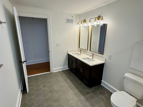 5th image of 212 W 9th St #201
