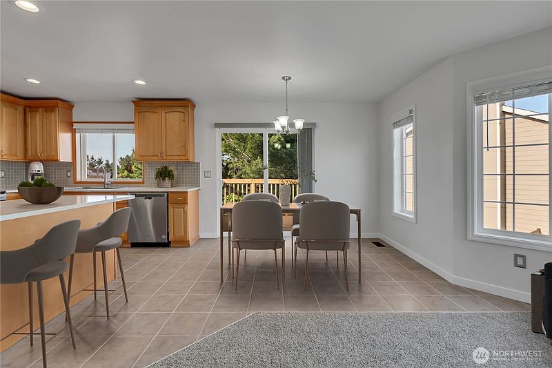 3rd image of 439 Hawthorne Avenue S