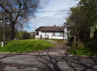 910 Charlton Blvd, White Lake, MI 48383