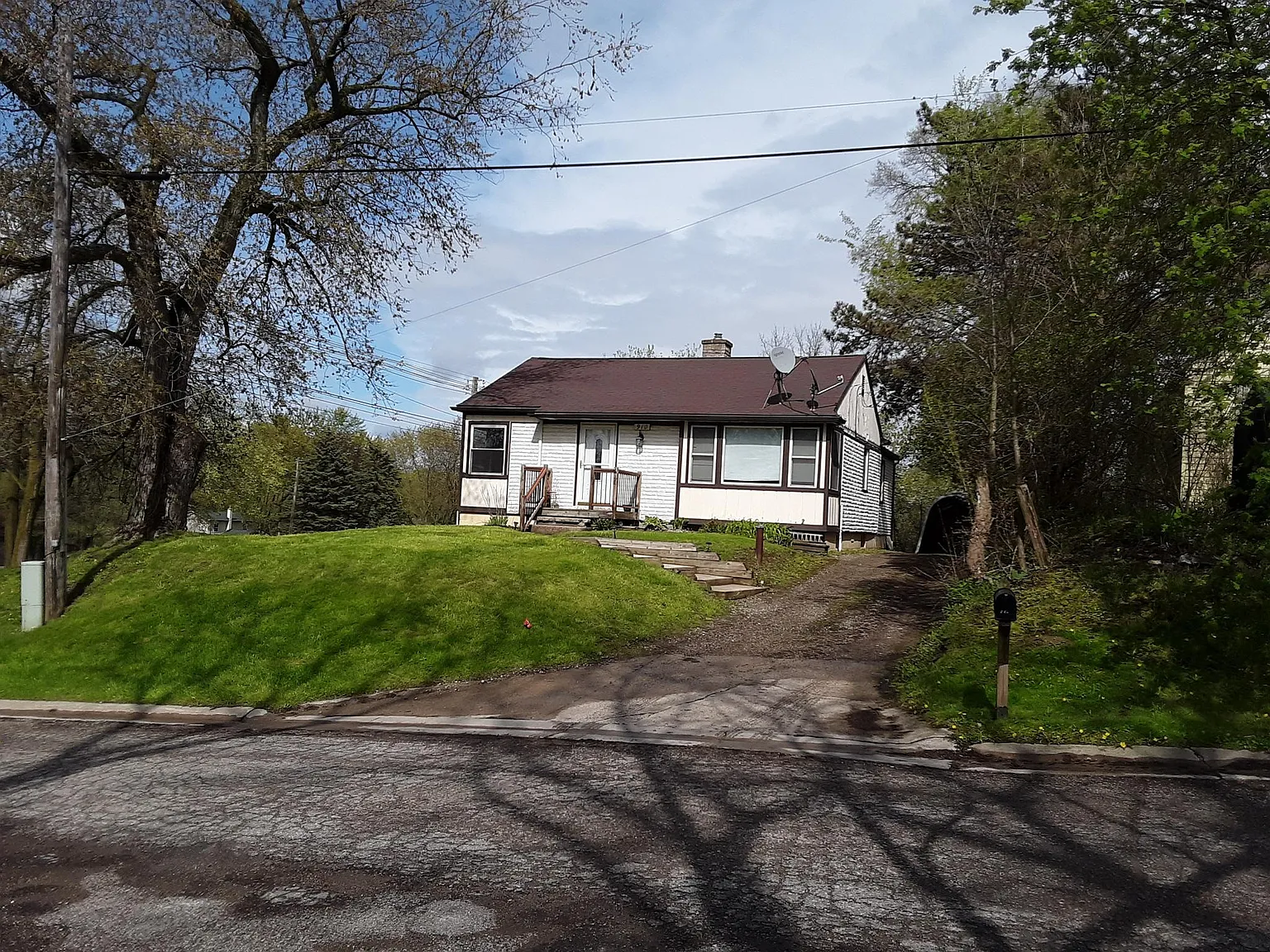 910 Charlton Blvd photo 1