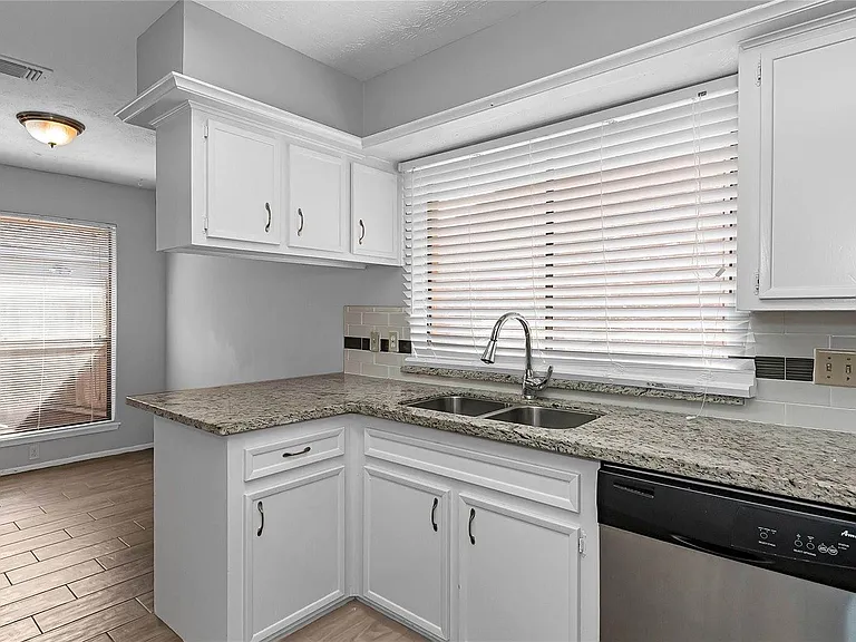 2710 Green Fields Dr — Photo 9