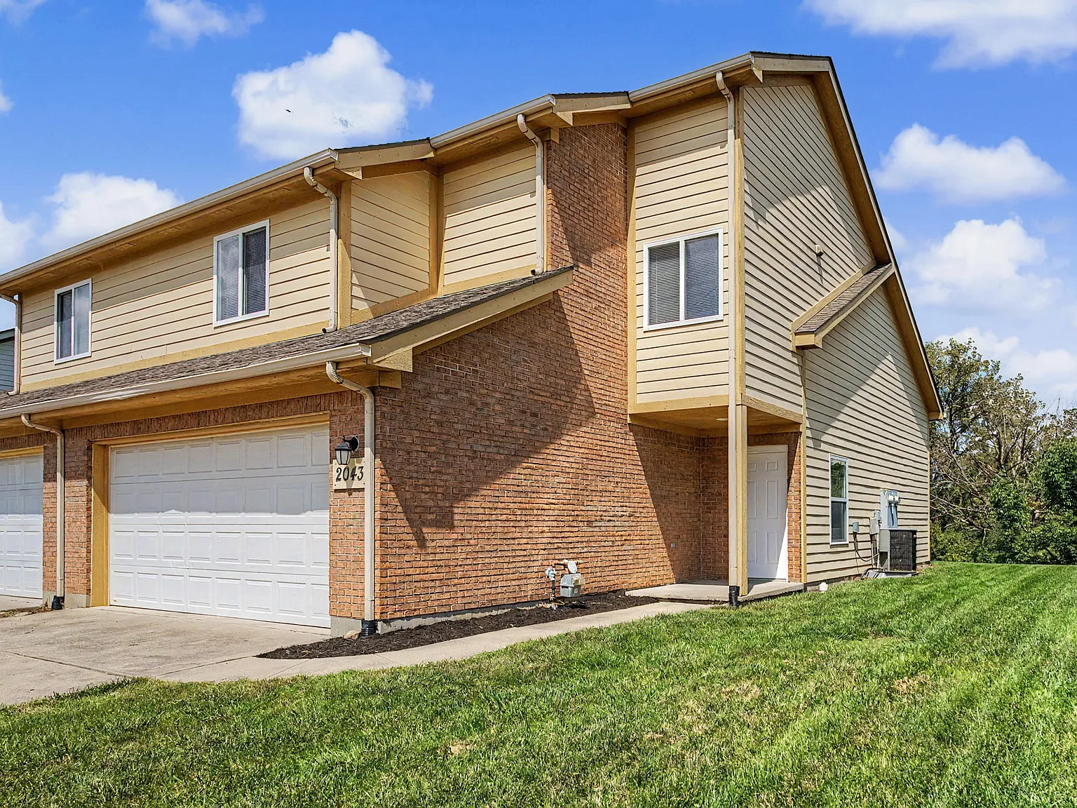 3 bed, 2.5 bath, 1588 sqft, $1,800 — Photo 4