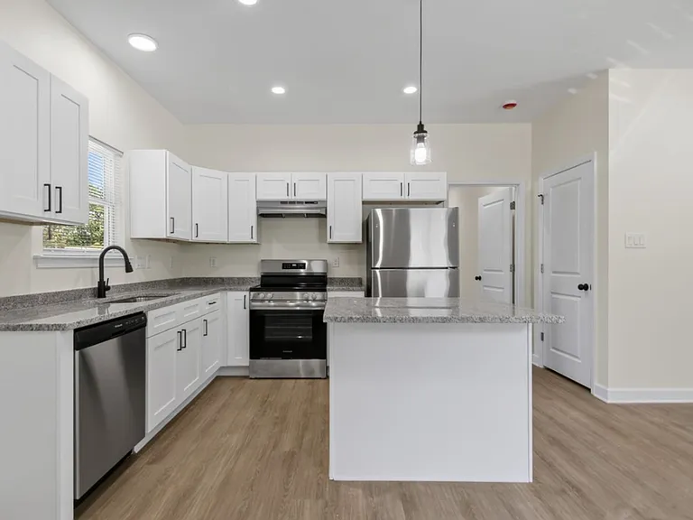 4800 Greenfield Dr — Photo 2