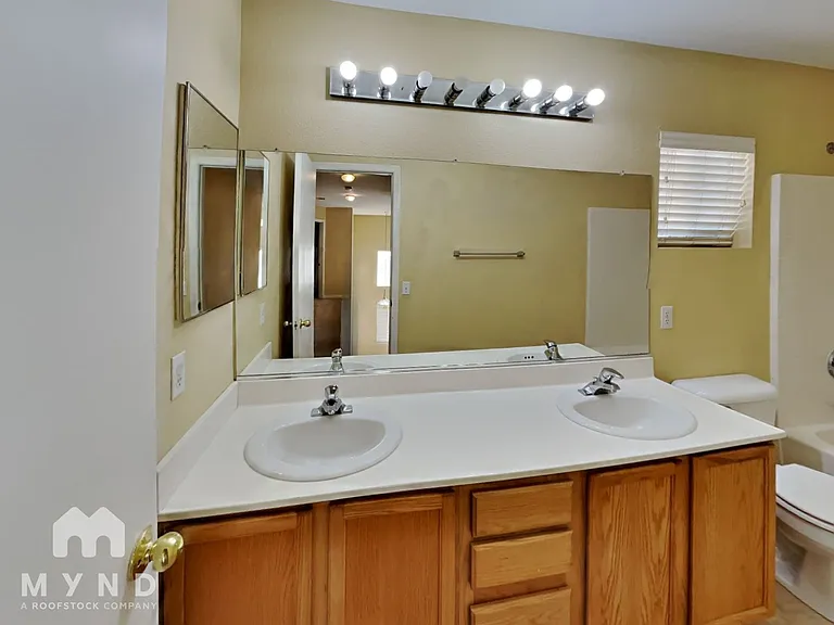 695 Emerald City Ave — Photo 16
