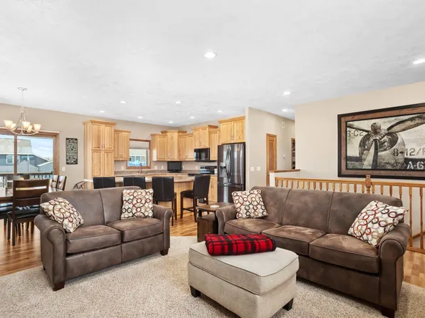 3301 Woodside Dr SE, Minot, ND 58701