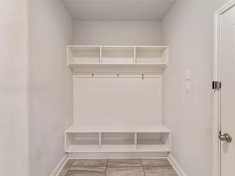 7623 Water Glen Ln — Photo 35