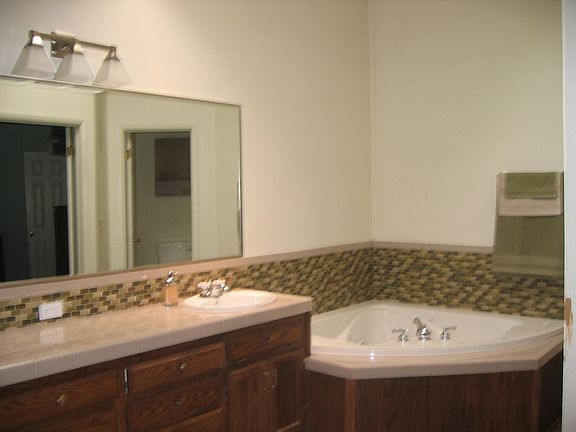4th image of 2209 Meadow Glen Dr