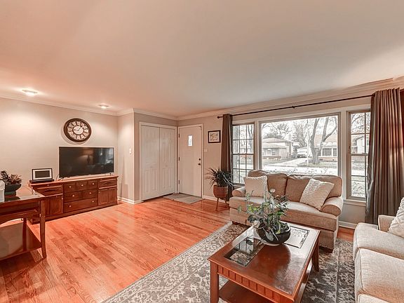 4th image of 402 Carey Ct