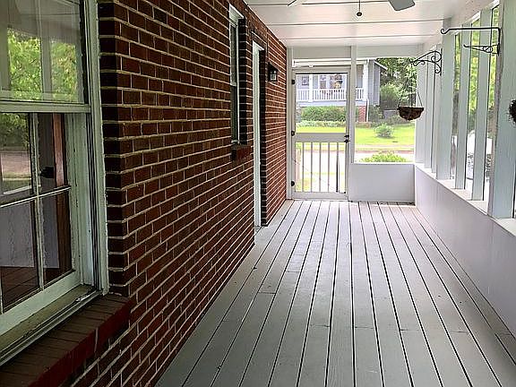 4th image of 127 W Goddard Ave
