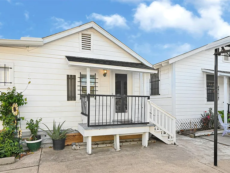 305 N Live Oak St — Photo 2