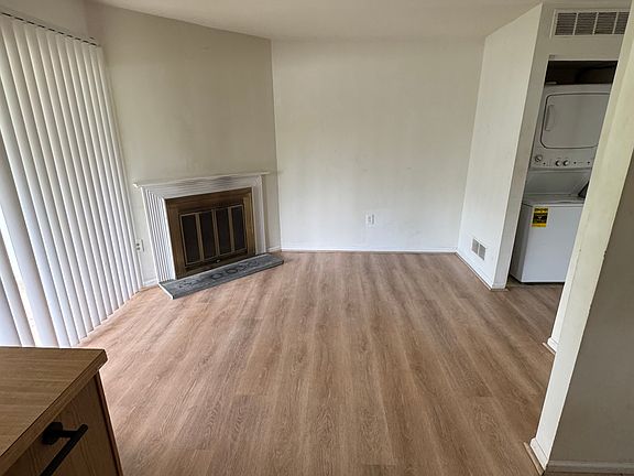 5th image of 210 White Plains Ct
