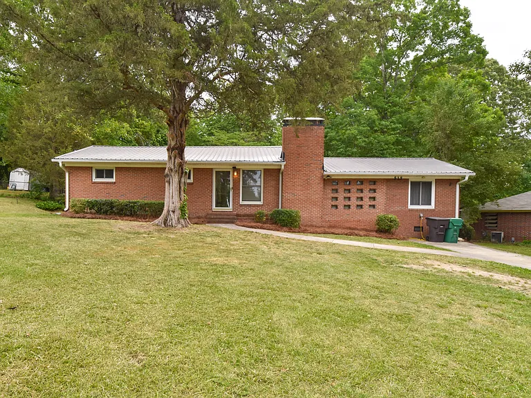 515 Manor Dr — Photo 1