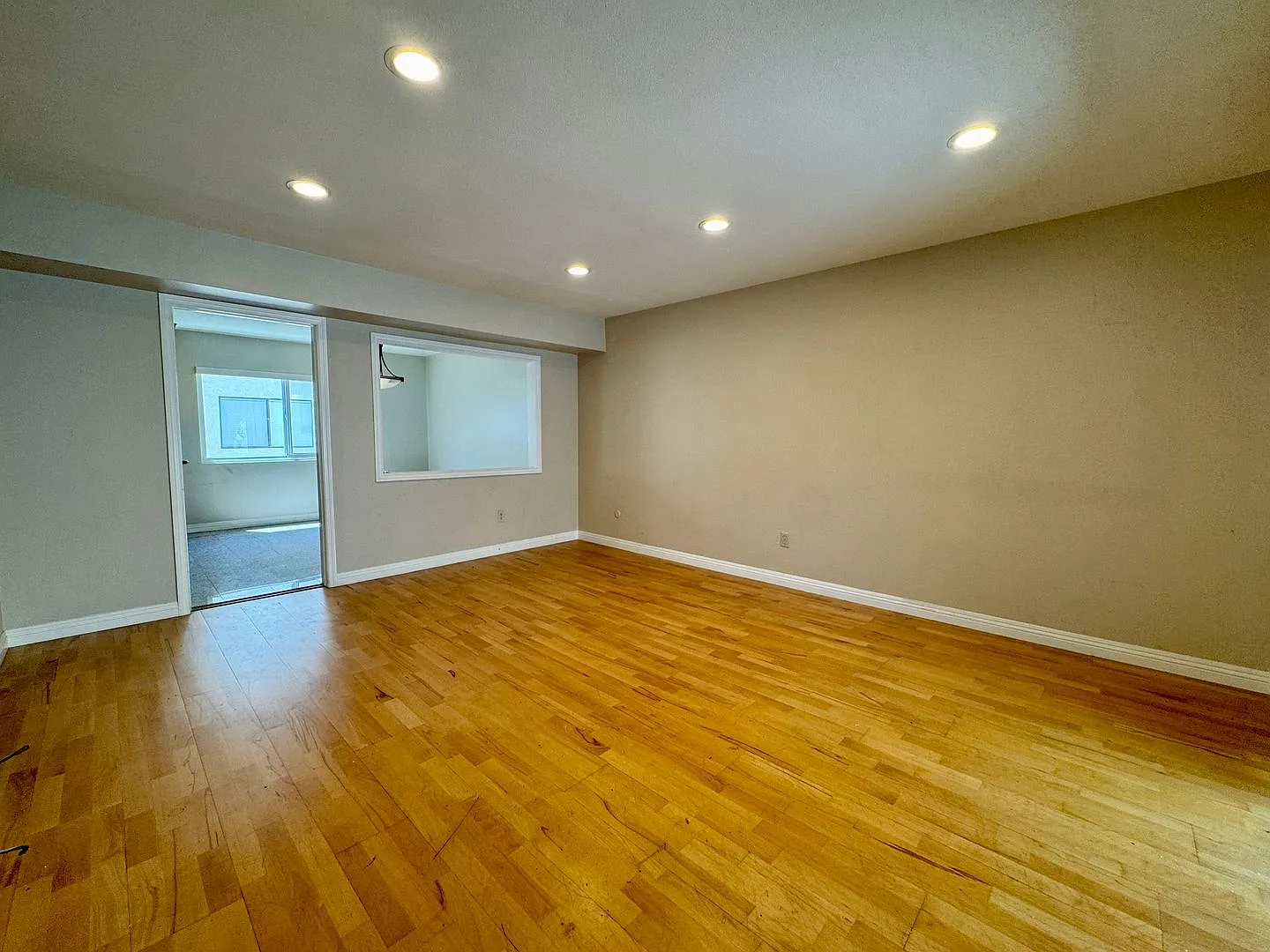 2 Bedroom/2.5 Bathroom Townhouse Fashion Park Villas Across Shops at Santa Anita — Photo 2