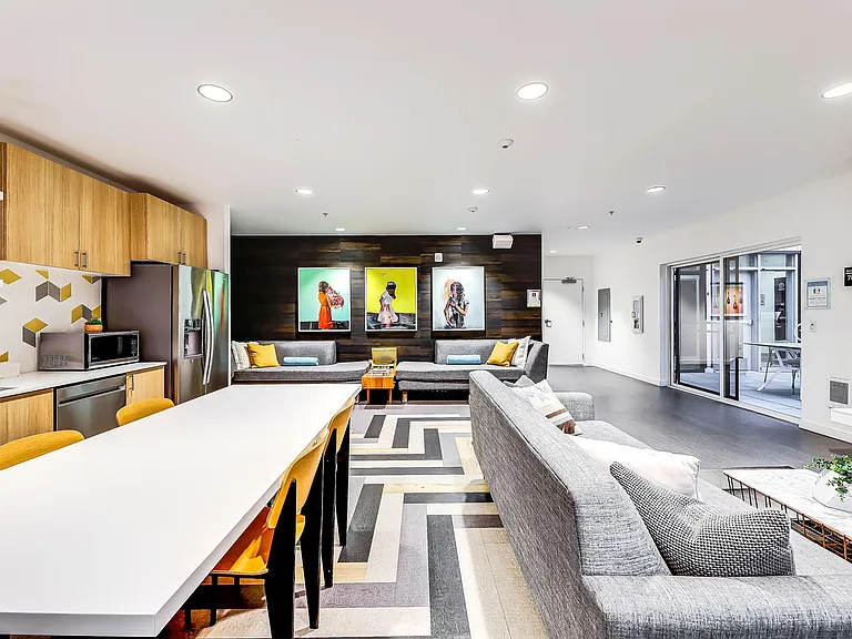 The Central — Photo 19