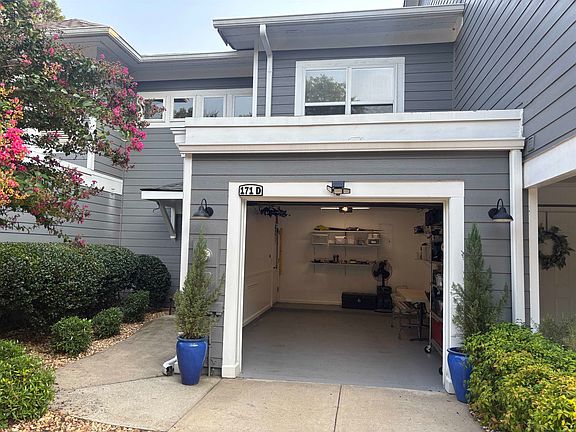 3rd image of 171 Farriers Ln APT D