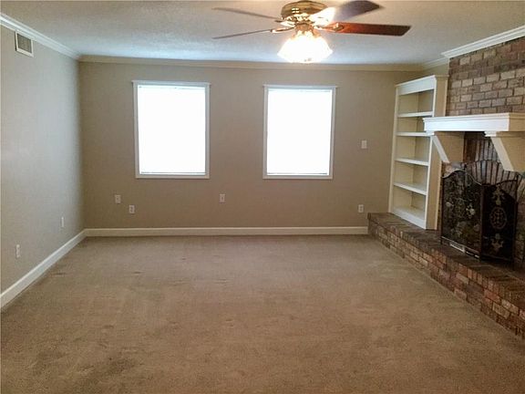 4th image of 701 N Grand Ave