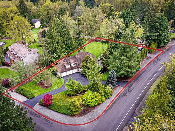 Corner lot with circular driveway. Property lines are approximate.>