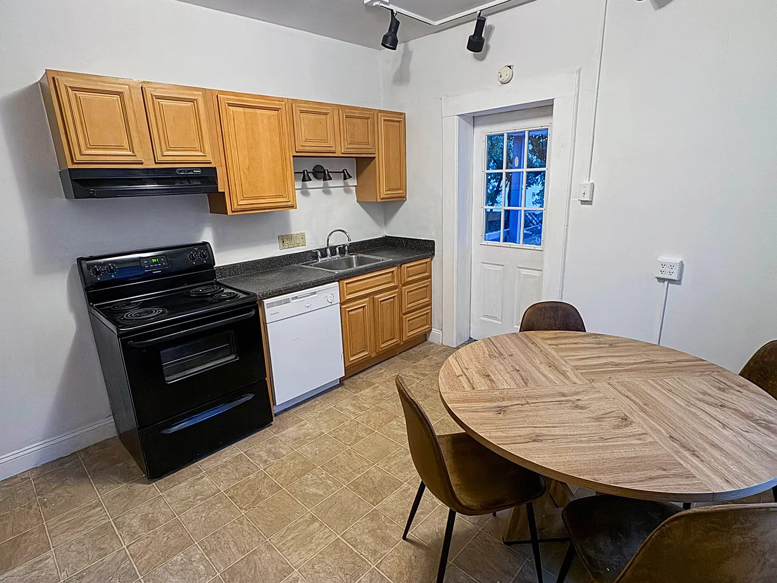 4 bed, 2.0 bath, 2000 sqft, $680 — Photo 3