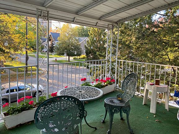 Pleasant balcony with neighborhood view for shared use by tenants