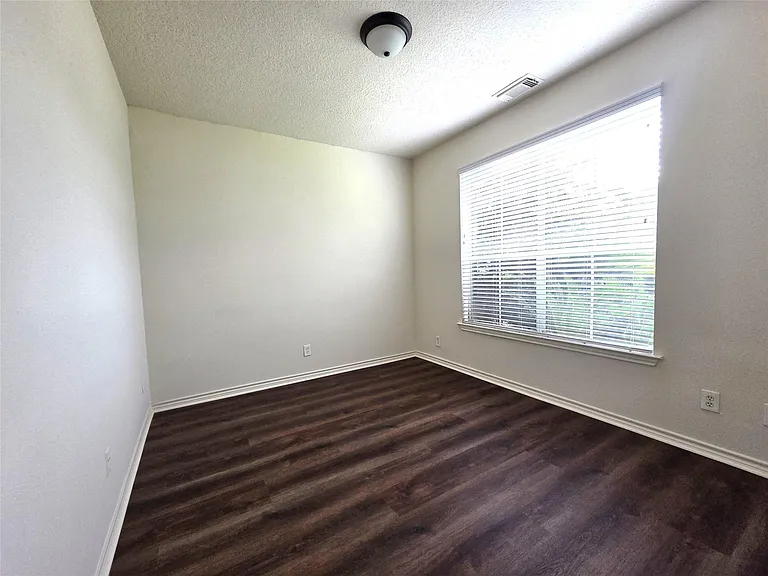 2202 Cherry Hill Ct — Photo 4