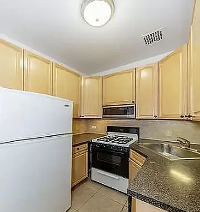 2nd image of 26 W 88th St APT 1A