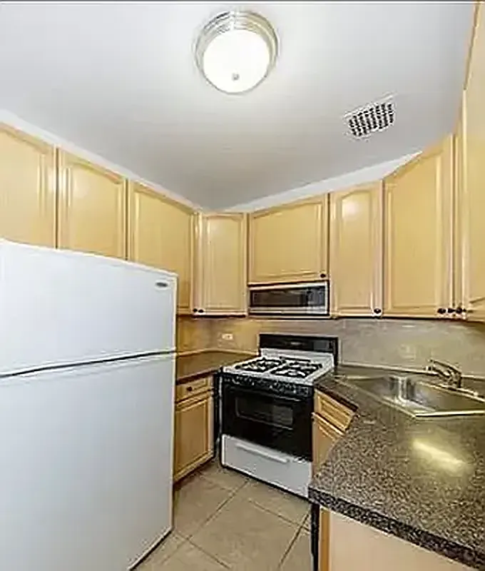 Building Photo - 26 W 88th St #1A