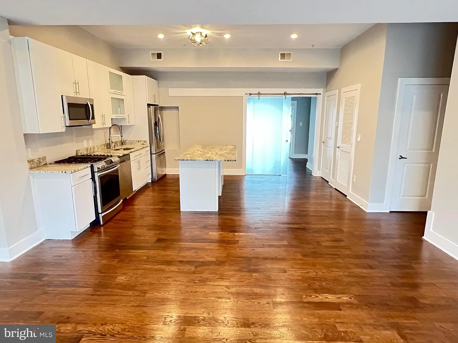 3 bed, 1620 sqft, $3,999 — Photo 2