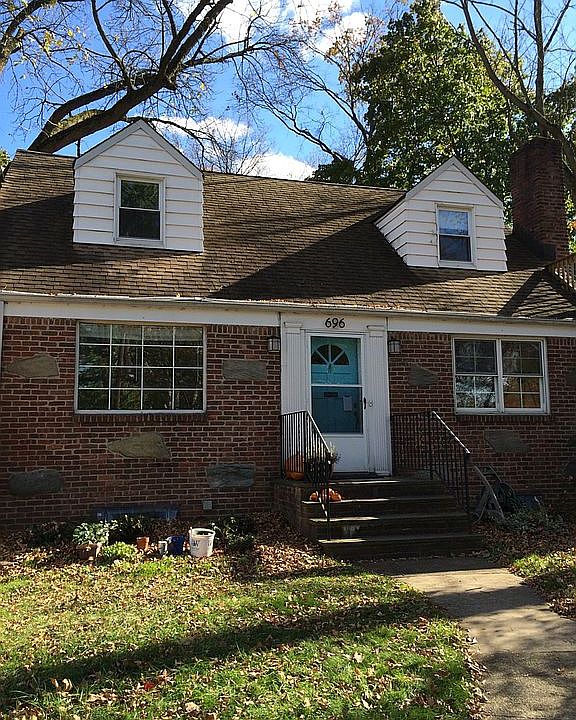 2nd image of 696 Valley St