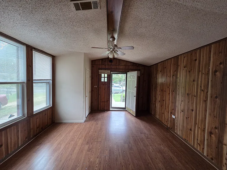 1104 Sherman St — Photo 3