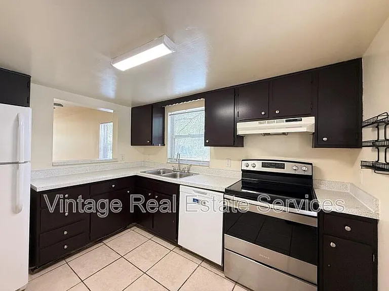 Whitehall Garden Apartments — Photo 6