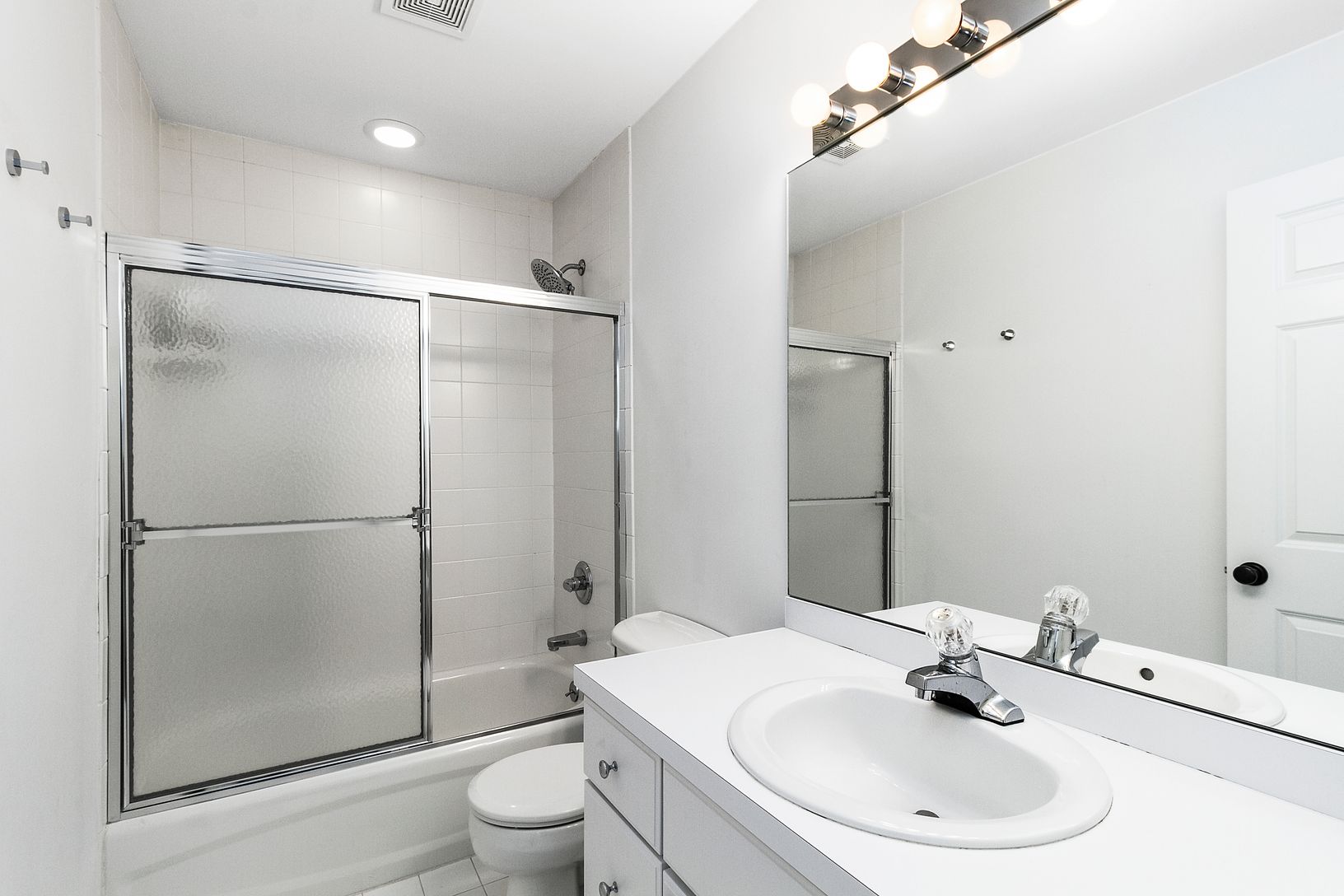  En suite guest bathroom (bedroom with king bed)