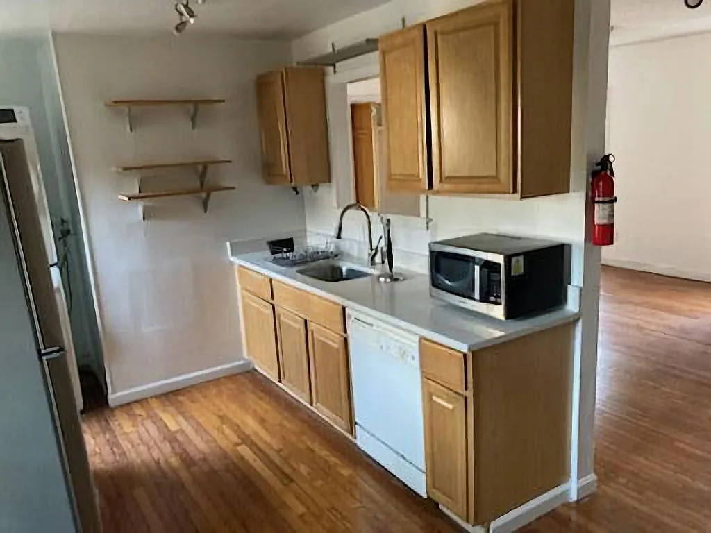 Apartment for Rent — Photo 2