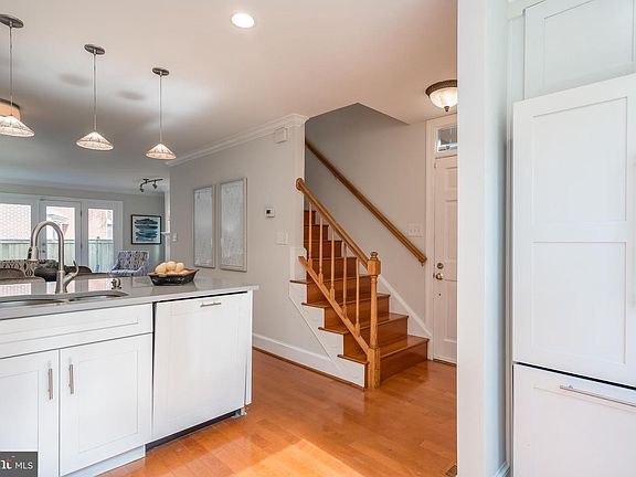 3rd image of 506 Colecroft Ct