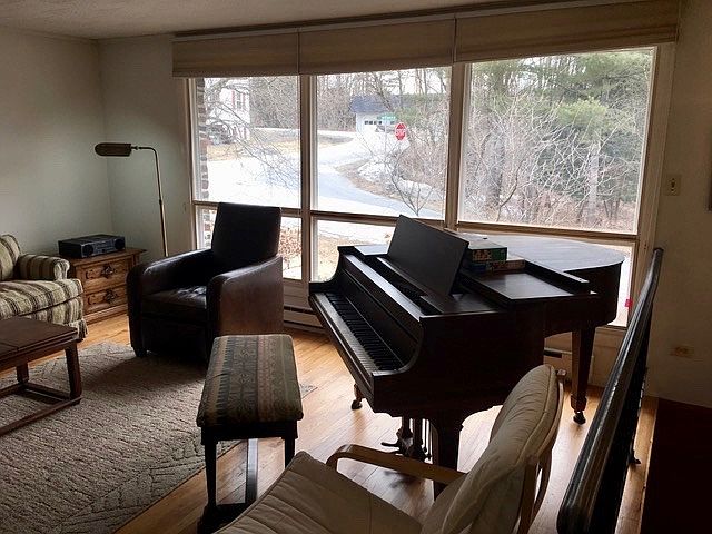 2nd image of 10 Martin Meadow Rd
