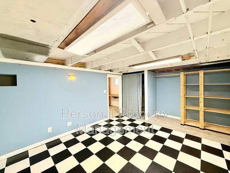 209 W 35th St — Photo 16