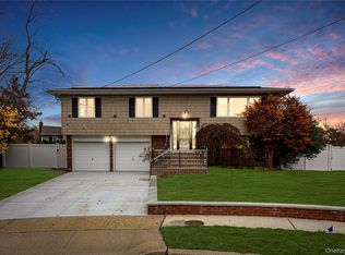 14 Hilton Court, Hicksville, NY 11801