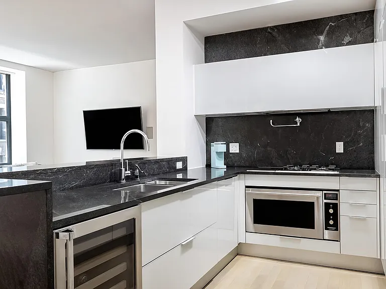 240 Park Ave S #8C — Photo 4