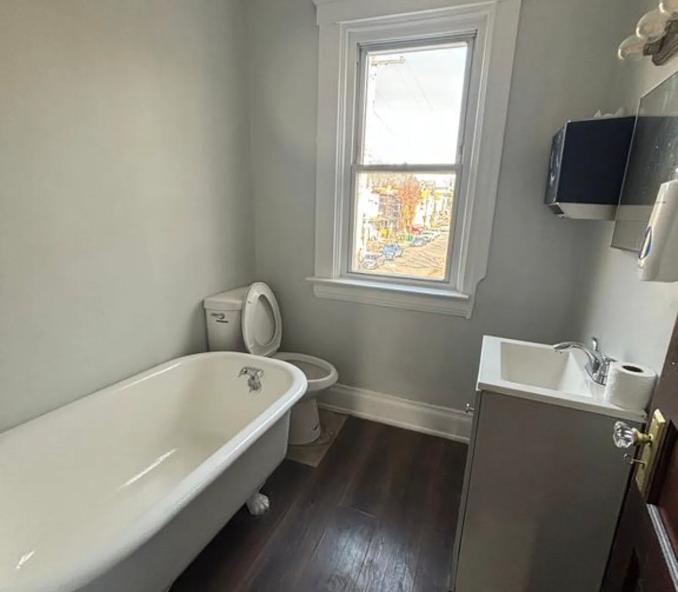 5 bed, 2000 sqft, $2,150 — Photo 3