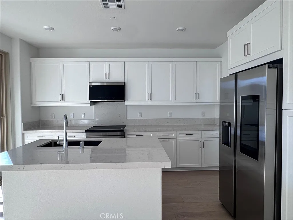 3 bed, 2.5 bath, 1408 sqft, $3,950 — Photo 2