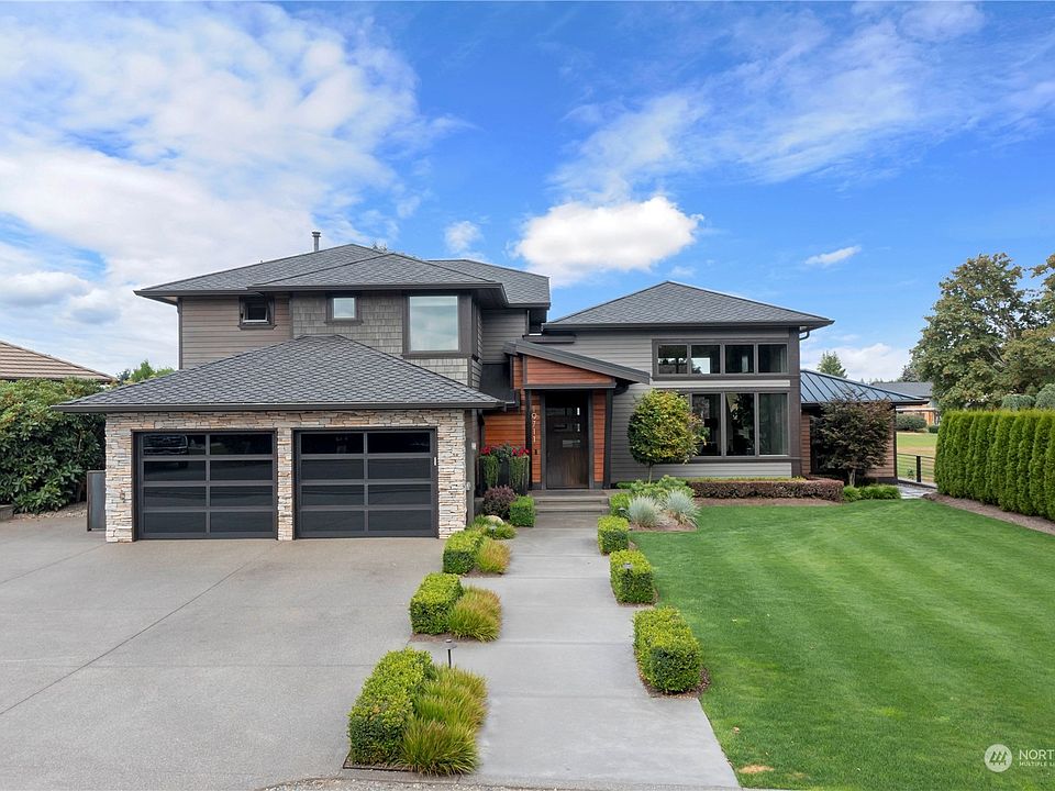 Welcome to your better than brand new construction home located on the Tapps Island course.>