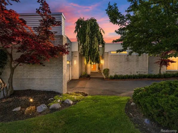 1756 Alexander Dr, Bloomfield Hills, MI 48302