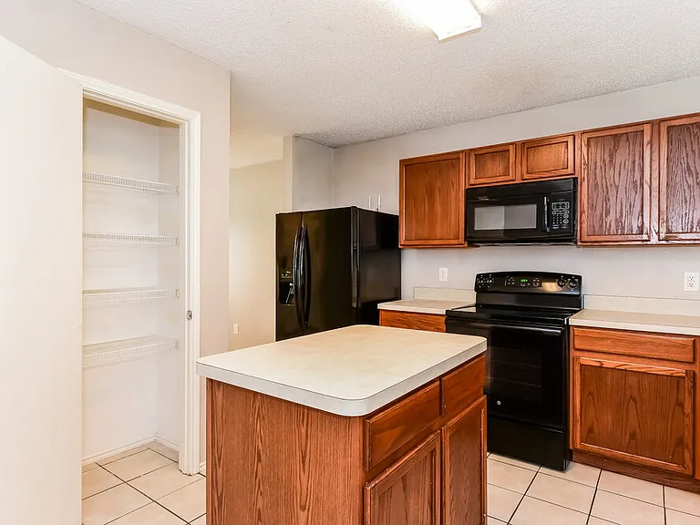 1112 Alexandria Dr — Photo 10