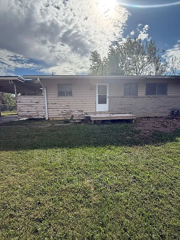 2 bed, 1.0 bath, 924 sqft, $975 — Photo 1