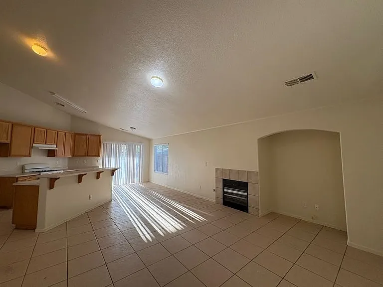 2443 N Shoemaker Ave — Photo 4