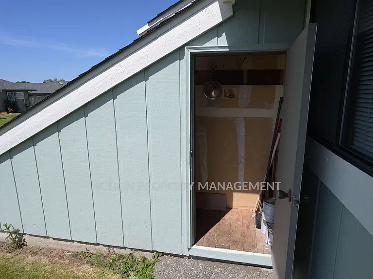 842 N Canterbury Ct — Photo 14