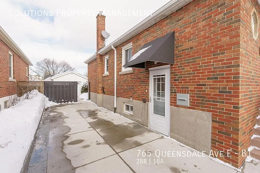 Charming 2-Bedroom — Photo 2